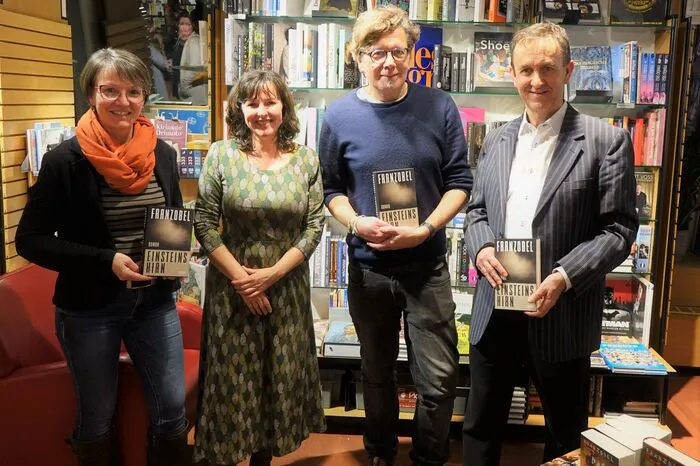 Das Team der Buchhandlung Plautz: Irmgard Preißler, Petra Schaller und Claus Schwarz mit Autor Franzobel (3.vl.).