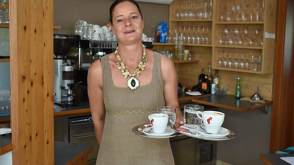 Fröhlacher serviert in ihrem Lokal Kaffee und mehr