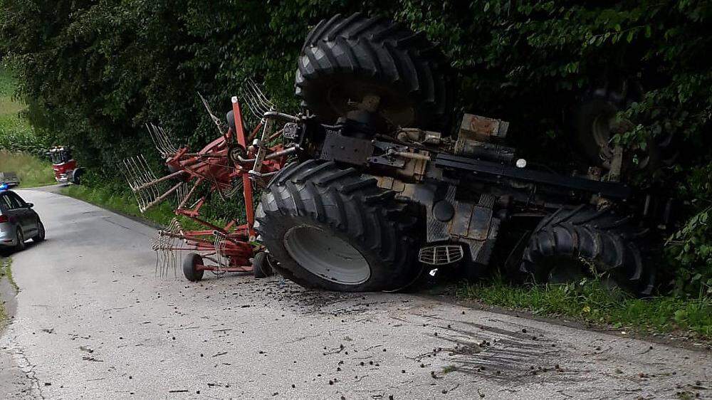 Der Traktor musste von 24 Einsatzkräften der Feuerwehr geborgen werden