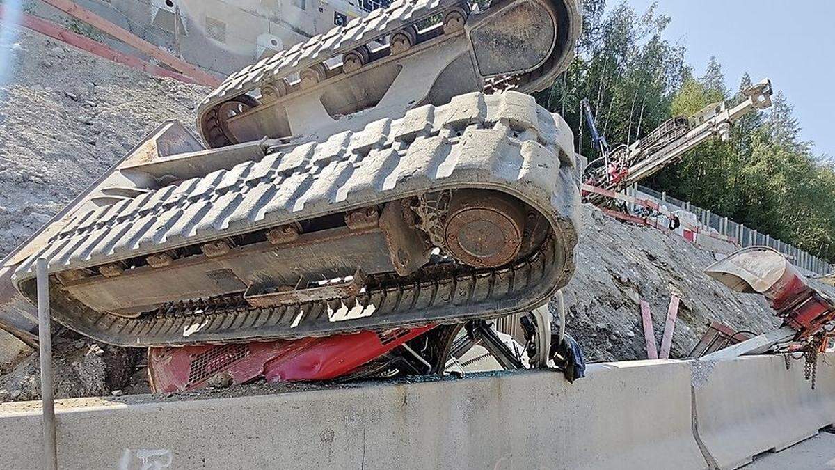 Der Bagger stürzte von einem aufgeschütteten Erdwall auf der Baustelle ab und landete unmittelbar neben der Fahrbahn