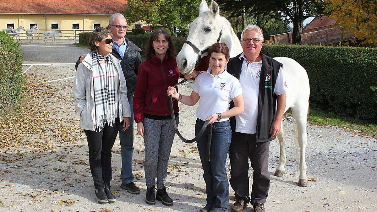 Oscar Coddou Molina mit Gattin, die Bereiterinnen Alejandra Cox und Cristina Rosas mit Max Dobretsberger