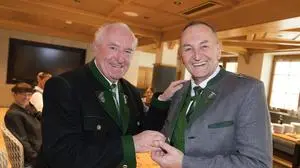 28.02.2025, Ramsau am Dachstein, Steiermark, Österreich (Austria): Moderator Sepp Reich erhielt am 28.02.2025 für seine Verdienste und sein langjähriges Engagement für seine Heimatgemeinde den Ehrenring der Gemeinde Ramsau am Dachstein. Im Bild v. l. Sepp Reich und Bürgermeister Ernst Fischbacher. 
Fotocredit: Martin Huber