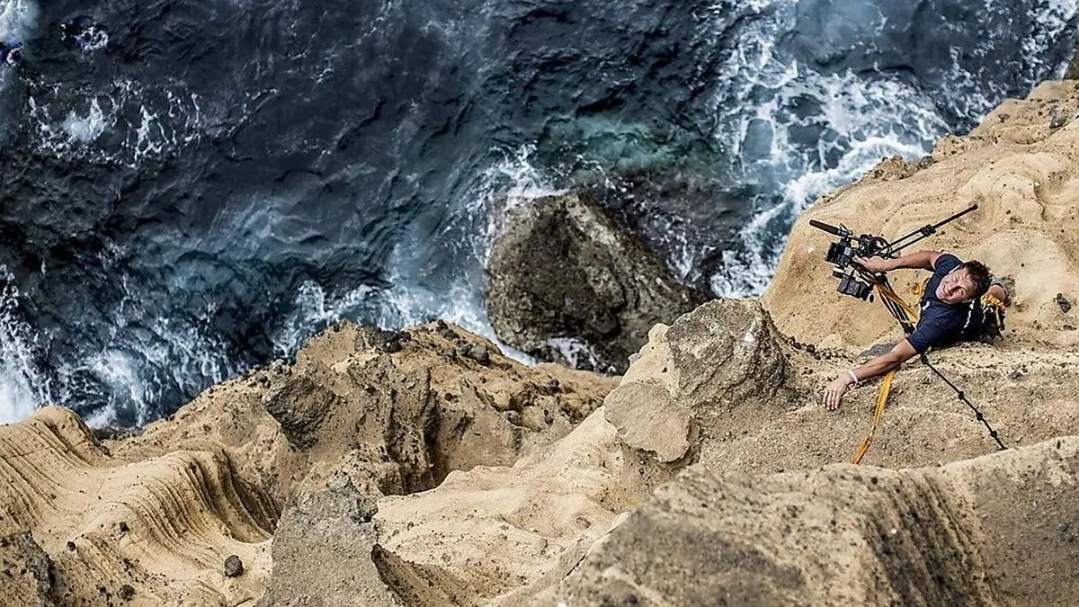  Andreas Sacherer bei luftigen Filmarbeiten beim Klippenspringen auf den Azoren