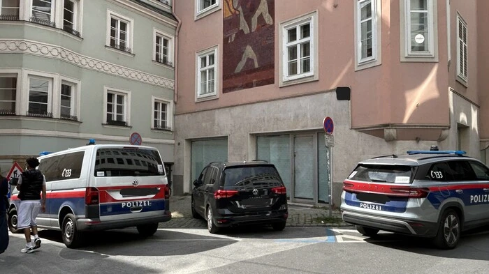 Das Bild zeigt zwei Polizeiautos in der Grazer Innenstadt
