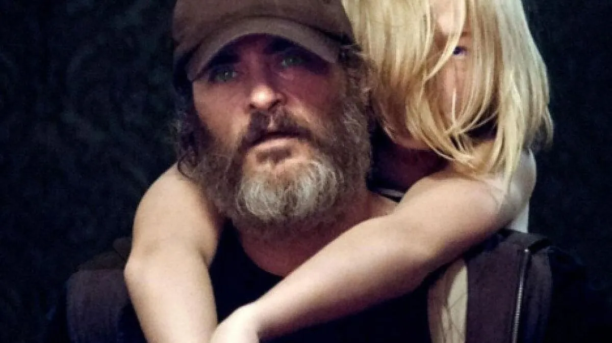 Der traumatisierte riegsveteran Joe (Joaquin Phoenix) befreit Nina (Ekaterina Samsonov) aus den Fängen ihrer Peiniger