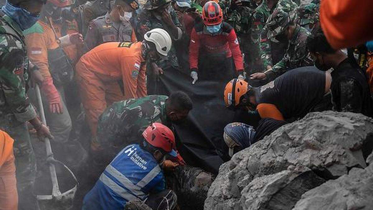 Die Rettungskräfte suchen nach Überlebenden