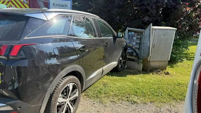 Der Pkw krachte gegen einen Stromkasten