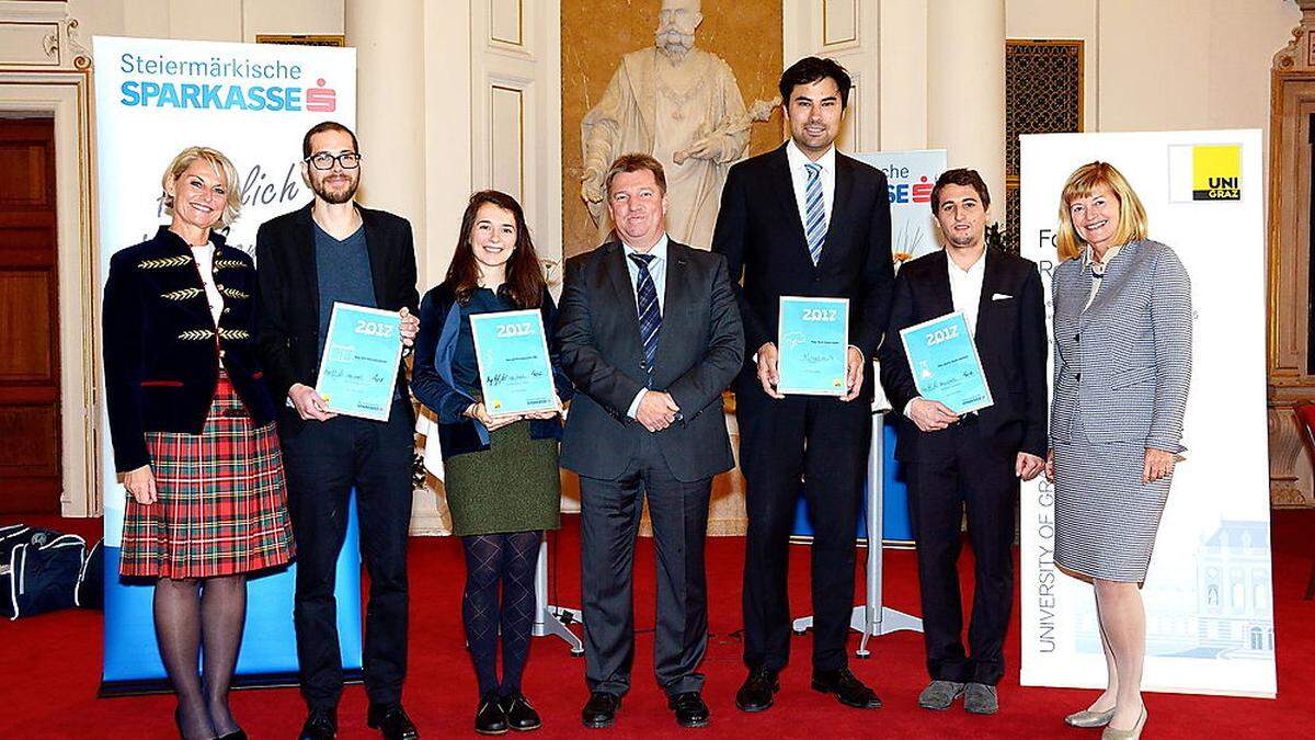 Universitätsrätin Regina Friedrich, Felix Hausleitner, Hannah Hennighausen, Manfred Wehr, Mitglied des Vorstands der Steiermärkischen Verwaltungssparkasse, Fabian Müller, Martin Waditzer und Rektorin Christa Neuper