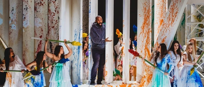 Die Bühne (Heike Vollmer) dominieren bei der bereits bekannten Inszenierung von Philipp M. Krenn aus dem Vorjahr wieder riesige, abstrakte, weiße Elemente