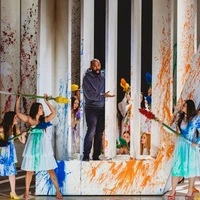 Die Bühne (Heike Vollmer) dominieren bei der bereits bekannten Inszenierung von Philipp M. Krenn aus dem Vorjahr wieder riesige, abstrakte, weiße Elemente