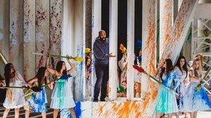 Die Bühne (Heike Vollmer) dominieren bei der bereits bekannten Inszenierung von Philipp M. Krenn aus dem Vorjahr wieder riesige, abstrakte, weiße Elemente