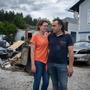 Christian Gradwohl und Isabella Brandner nach der verheerenden Überschwemmung bei ihrem Betrieb in Mariatrost, die Brandner fast das Leben gekostet hätte