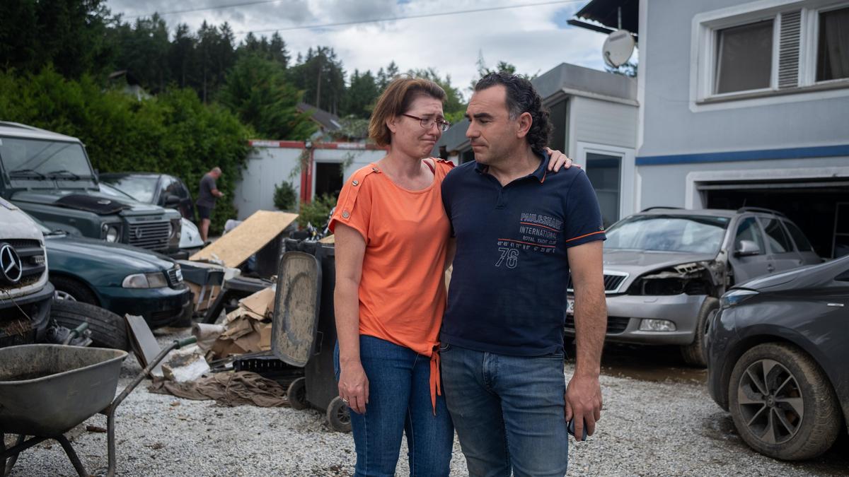 Christian Gradwohl und Isabella Brandner nach der verheerenden Überschwemmung bei ihrem Betrieb in Mariatrost, die Brandner fast das Leben gekostet hätte