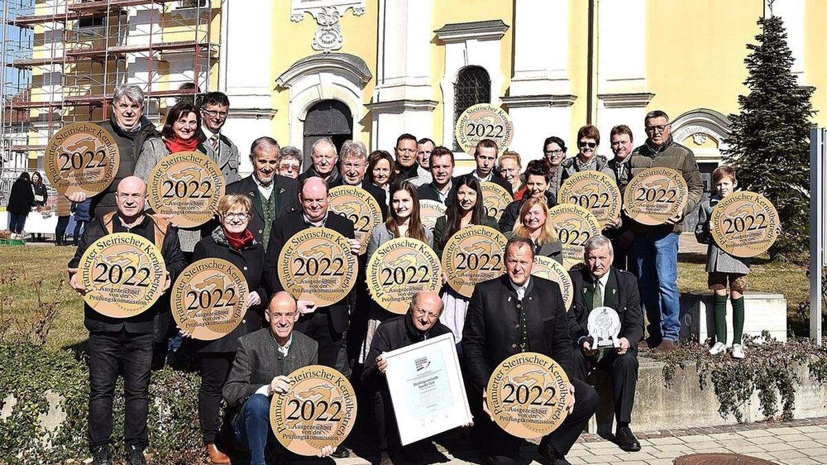 Gemeinsames Siegerbild der prämierten Kernölbetriebe aus St. Veit in der Südsteiermark