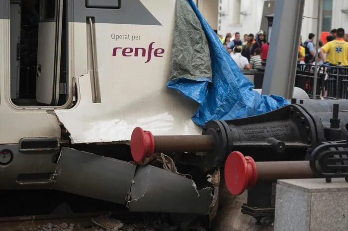 ... und krachte gegen einen Prellbock am Bahnsteigende.