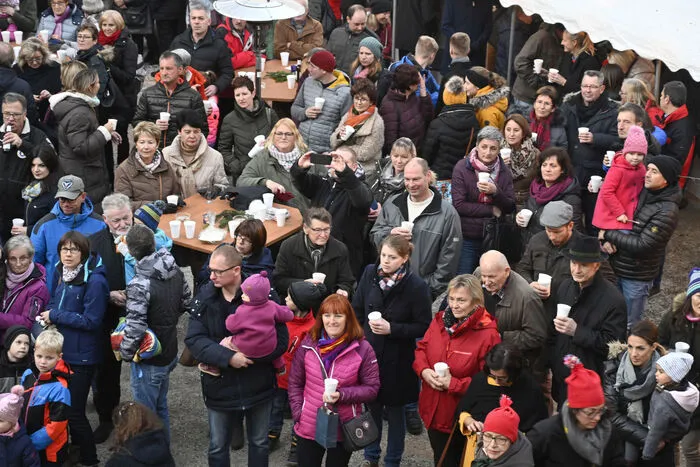 Der Stiftshof mit den vielen Besuchern des bereits 7. Adventmarktes.
