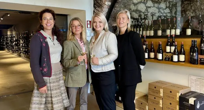 JUFA-Eventmanagerin Verena Kubik (2. v. r.) und ihr Team kümmern sich künftig auf Schloss Gamlitz um die Vinothek und die Veranstaltungen