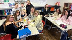 Beim Auftaktworkshop schnupperten die Schülerinnen Zeitungsluft