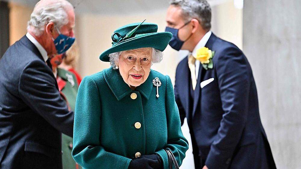 Die Queen (im Hintergrund Prinz Charles) bei ihrer Ankunft im Parlament