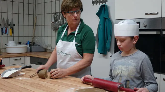 Seminarbäuerin Barbara Kirl wie man Kekse macht.