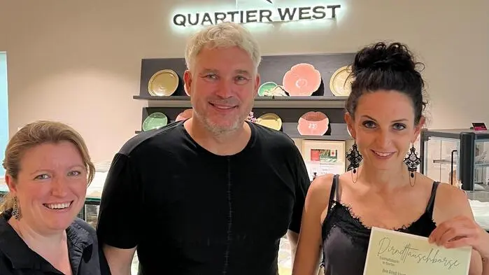 Heidi und Stefan Wimmer sowie Anja Zalar (von links) laden zur Dirndl-Tauschbörse ins Quartier West nach Söding-St. Johann ein