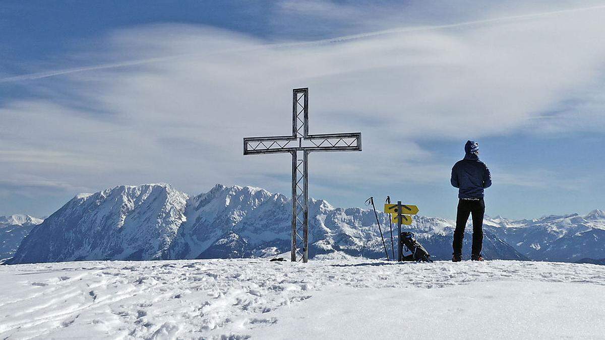 Beeindruckender Blick vom Gipfelkreuz am Kampl zum Grimming 