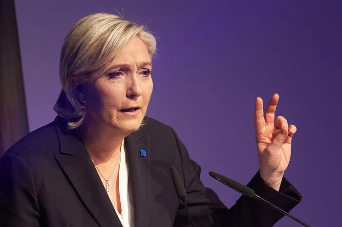MARINE LE PEN: Die Kandidatin der rechtsextremem Front National (FN) vertritt radikale Positionen im Hinblick auf Europa und Ausländer. In Umfragen für die erste Wahlrunde im April liegt die 48-Jährige mit mindestens 25 Prozent regelmäßig vorne.