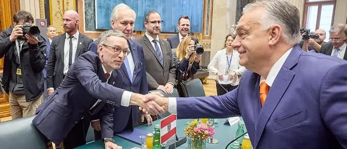 Ziemlich enge Partner: FPÖ-Obmann Herbert Kickl mit Orbán im Parlament