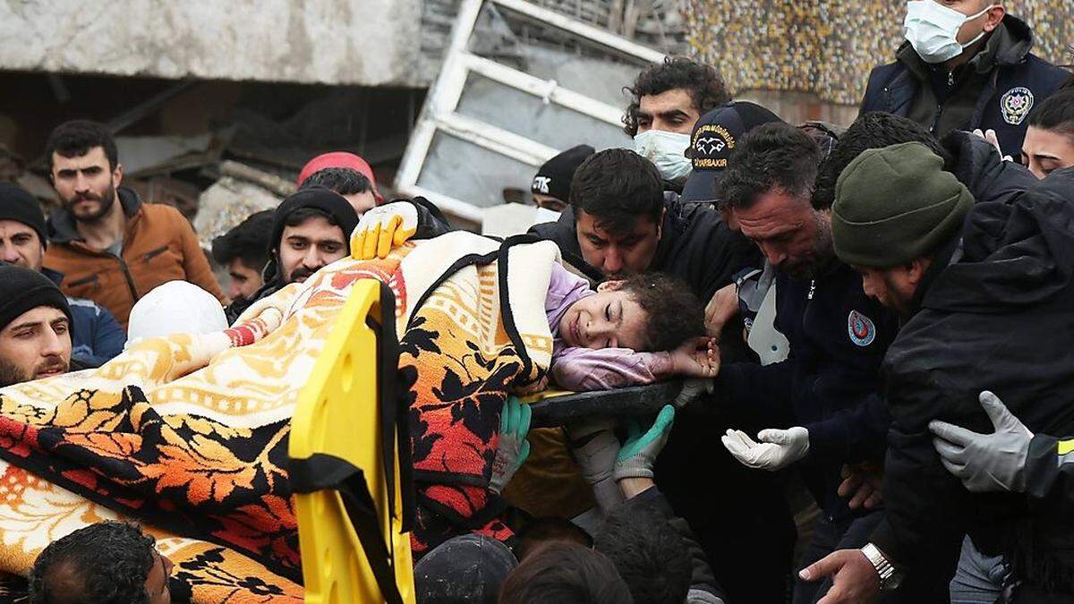 Mehr als eine Woche nach den verheerenden Beben im türkisch-syrischen Grenzgebiet. Dieses Mädchen in Diyarbakir, der zweitgrößten Stadt Südostanatoliens, kam mit dem Leben davon