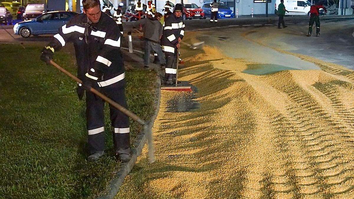 Die Straßenmeistereien St. Stefan im Rosental und Feldbach sowie die Feuerwehr Gnas standen stundenlang im Einsatz