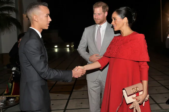 Nach der Kritik an ihrer Babyparty in New York, reißt auch hier die Kritik nicht ab: Im Mittelpunkt der medialen Lästerei - ihr rotes Kleid von Valentino. Der Boulevard-Presse scheint es zu teuer gewesen zu sein.