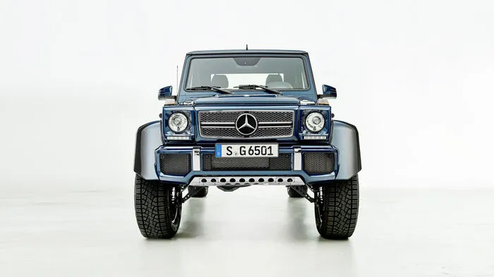 Als Mercedes-Maybach G 650 Landaulet mit elektrischem Stoffverdeck und höchst exklusiver Ausstattung im Fondabteil ist das Geländeurgestein aus Graz auf 99 Stück limitiert und die wohl exklusivste Art, stilvoll unter freiem Himmel zu reisen. Ganz egal, ob auf einer Straße oder nicht.