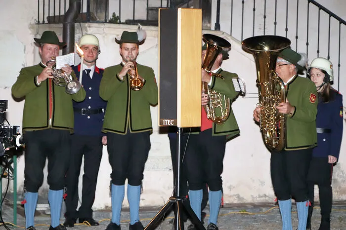 Sowie eine Abordnung der „Stadtkapelle Feldkirchen“ unter Leitung Adi Wurzer und Fabian Stadtschreiber spielte den Trompeten-Zapfenstreich.  