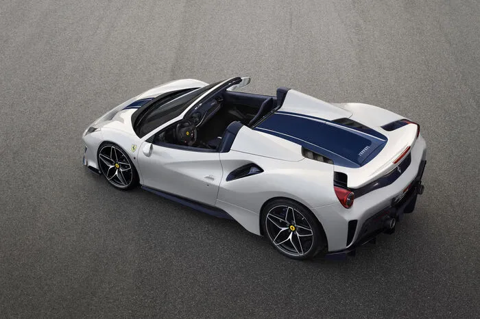 Technisch stammt der Ferrari 488 Pista Spider direkt vom 488 Pista ab und repräsentiert damit das bislang erreichte Höchstmaß an Technologietransfer von der Rennstrecke auf einen straßentauglichen offenen Sportwagen.