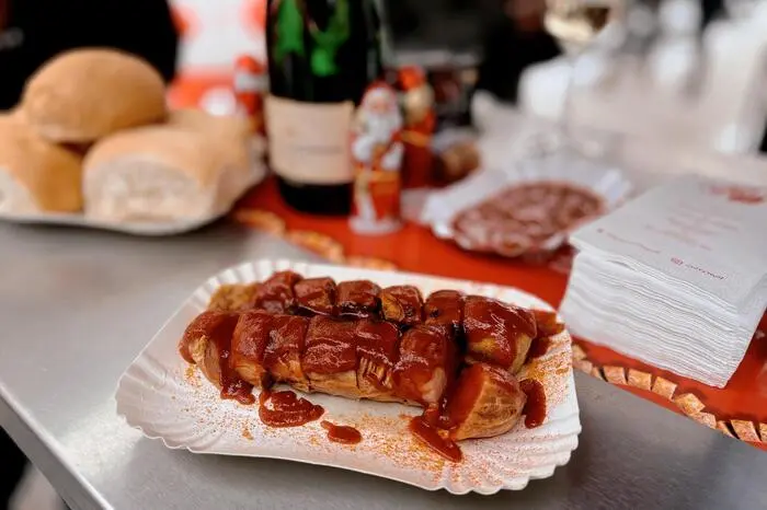Was wäre ein Berlin-Besuch ohne Currywurst? „Curry Wolf“ am Brandenburger Tor hat sicherlich eine der besten. Egal ob als „Bauarbeiterfrühstück“ mit Pommes oder nobel mit Moët &amp; Chandon: Diese Form des kulinarischen Sightseeings sollte man sich nicht entgehen lassen. Die Würste gibt es auch in vegan, klassisch ohne Darm oder mit, und als Souvenir oder Mitbringsel kann man die Currywurst sowie die dazugehörig scharf-köstliche „Opium“-Sauce oder „Berliner Currywurst Gin“ auch im Glas mitnehmen. 