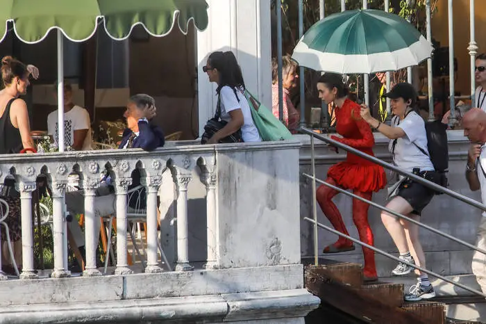 Dort wurde Hauptdarstellerin Lily Collins jetzt gemeinsam mit ihren Co-Stars gesichtet.