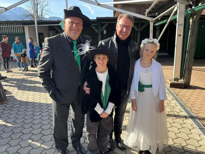 Das Kinderprinzenpaar Vanessa I. Guggenbichler und ihr Prinz Ciran I. Künnert mit Gildenkanzler Peter Lanz (links) und Bürgermeister Ewald Tschabitscher (rechts)