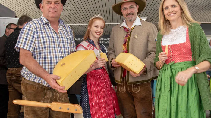 Klaus Pernull, Obmann der Gailtaler Almsennereien, Jennifer Hubmann, Josef Zoppoth und Mariana Köstl bei der feierlichen Eröffnung des Käsefestivals.  