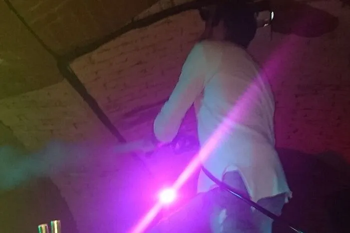 ... dann direkt vom DJ ordentlich eingenebelt.