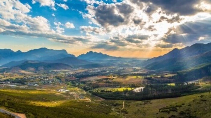 Gourmetparadies Franschhoek, Südafrika.Das Dorf Franschhoek (Französische Ecke) liegt versteckt in den Cape Winelands in Südafrika und ist als Gourmet-Hauptstadt des Landes bekannt. Seine Weinberge, berühmten Restaurants und historischen Häuser ziehen sowohl internationale Touristen als auch Einheimische an. Franschhoek ist perfekt für Gäste, die Speisen von preisgekrönten Köchen probieren möchten. Auch die 23 Prozent aller Reisenden, die gerne einmal in einem Michelin-Restaurants wollen, werden hier fündig.
