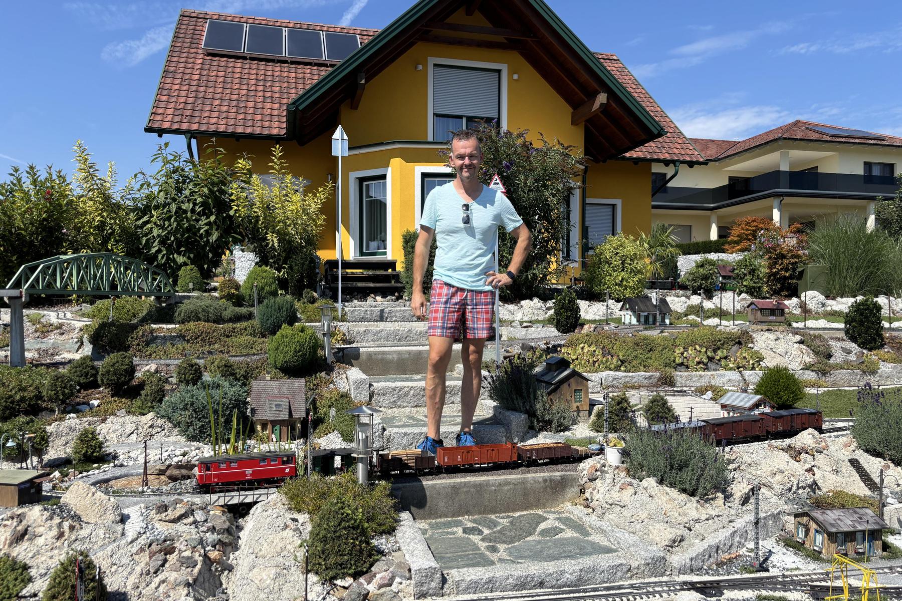 Mit Video: Weststeirer machte Garten zum Modellbahnparadies