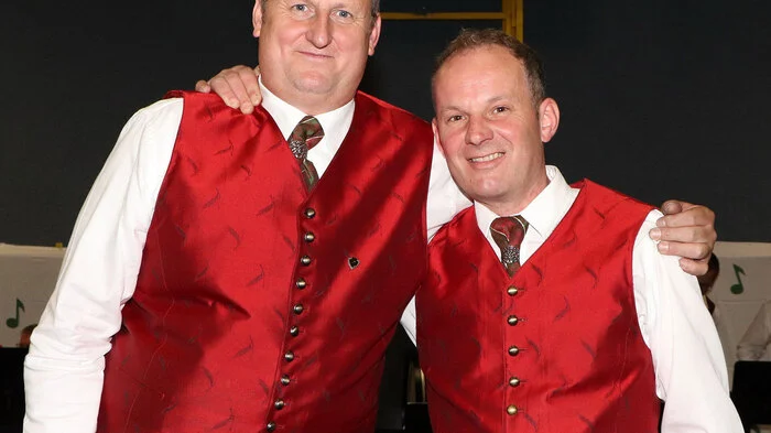 Am Foto von links: Obmann Herbert Ebner und Kapellmeister Herbert Gwenger.