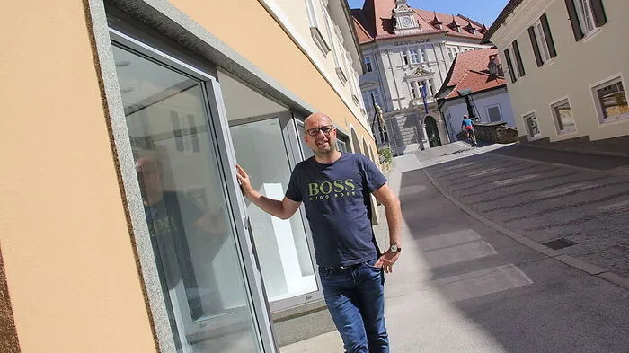 Andreas Mosgan-Steinbachner vor dem neuen Geschäft in Wolfsberg