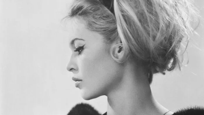 Kontraste setzen. Lektion nummer eins, die uns Französinnen wie Brigitte Bardot lehren: Halten Sie sich nicht an den Lehrplan. Brechen Sie ab und zu die Stilregeln. Kombinieren Sie zum Abendkleid einen Wollpullover. Tragen Sie einen Parka zum Chiffonkleid. Kontraste schaffen Aufmerksamkeit.