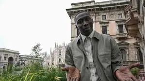 TikTok-Star Khaby Lame macht seine weltberühmte Geste | „Siehst du, so geht das!“  – mit dieser Geste wurde Khaby Lame weltberühmt