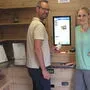 Georg Lichtenegger und Melanie Zarfl mit dem modernen Bezahlsystem in ihrer bunten Box in St. Gertraud