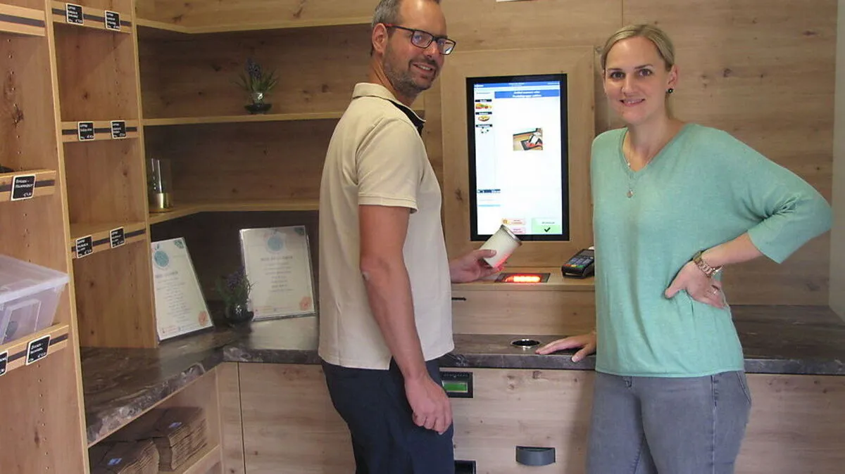 Georg Lichtenegger und Melanie Zarfl mit dem modernen Bezahlsystem in ihrer bunten Box in St. Gertraud