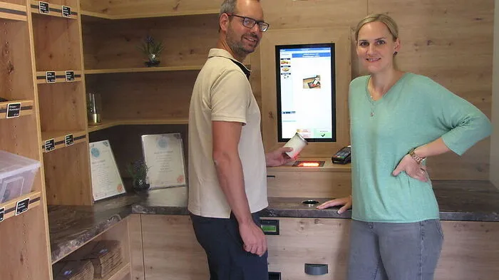 Georg Lichtenegger und Melanie Zarfl mit dem modernen Bezahlsystem in ihrer bunten Box in St. Gertraud