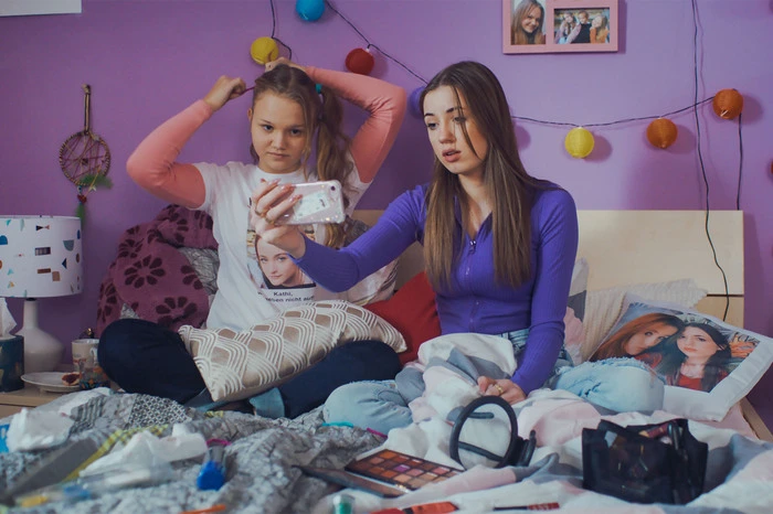 Als ihre jüngere Schwester Marie (Helena Dorothea Greiner) und deren Freundin Natalie (Marie Korb) plötzlich verschwinden, kehrt sie zurück.