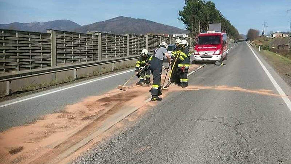 Auf der B72 passierte am Sonntag ein Unfall zwischen einem Pkw und einem Motorradlenker